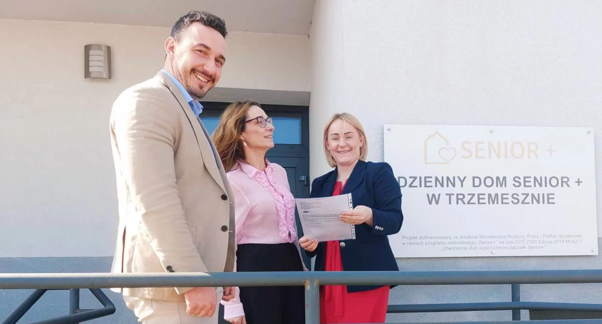 Burmistrz Kacper Lipiński z autorkami projektu, który otrzymał dofinansowanie fot. fb burmistrza Kacpra Lipińskiego
