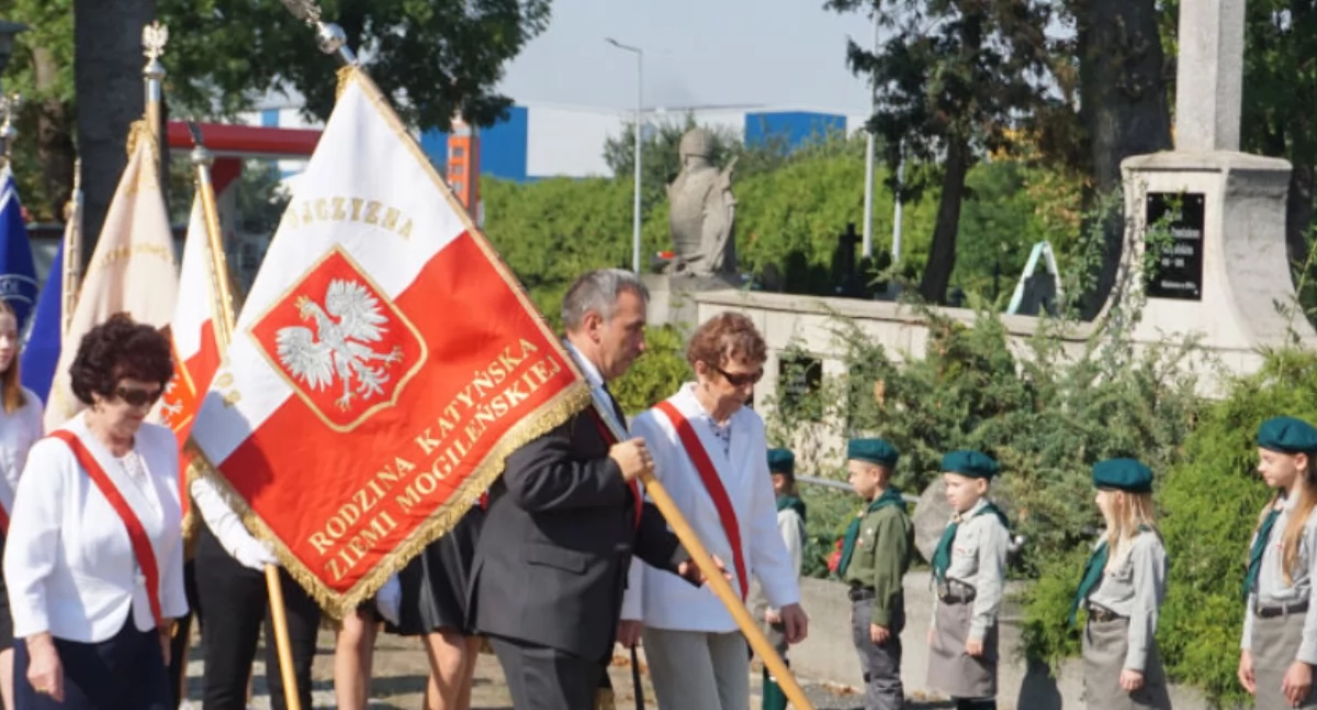 Poczet sztandarowy Rodziny Katyńskiej Ziemi Mogileńskiej. Sztandar niesie prezes Adam Kowalski.   fot. Marek Holak
