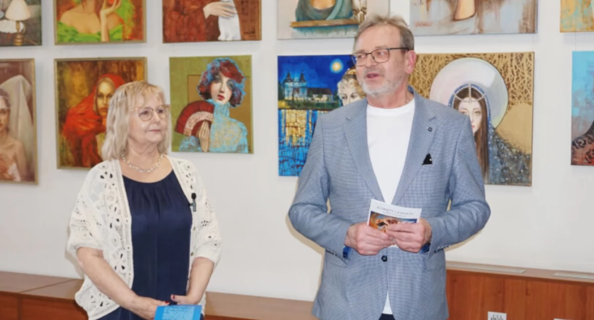 Wystawę malarstwa Marii Szymańskiej otworzył p.o. dyrektora MDK Piotr Sierański   fot. Marek Holak