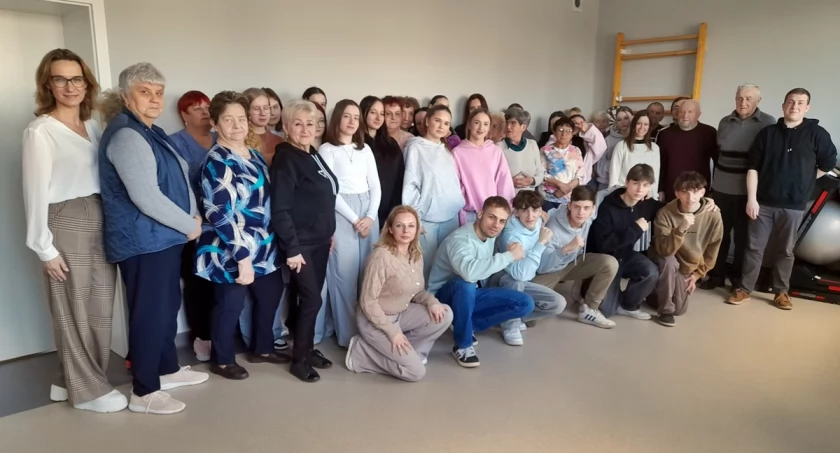 Uczestnicy międzypokoleniowego spotkania w Dziennym Domu Seniora+   fot. Paulina Kwiatkowska