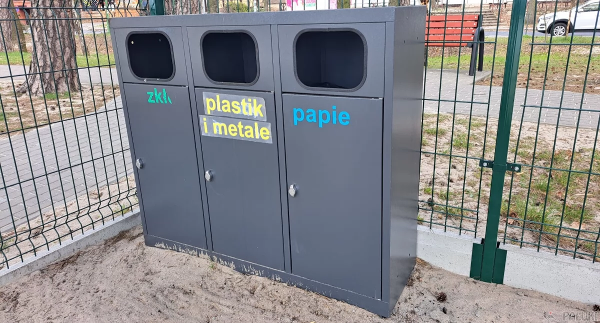 Gmina Jeziora Wielkie na placu zabaw umiejscowionym przy głównej plaży zadbała o pojemniki przeznaczone na śmieci segregowane fot. Paweł Lachowicz