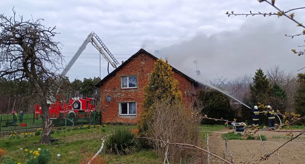 Pożar domu gasiło 7 jednostek straży pożarnej fot. Sebastian Lachowicz