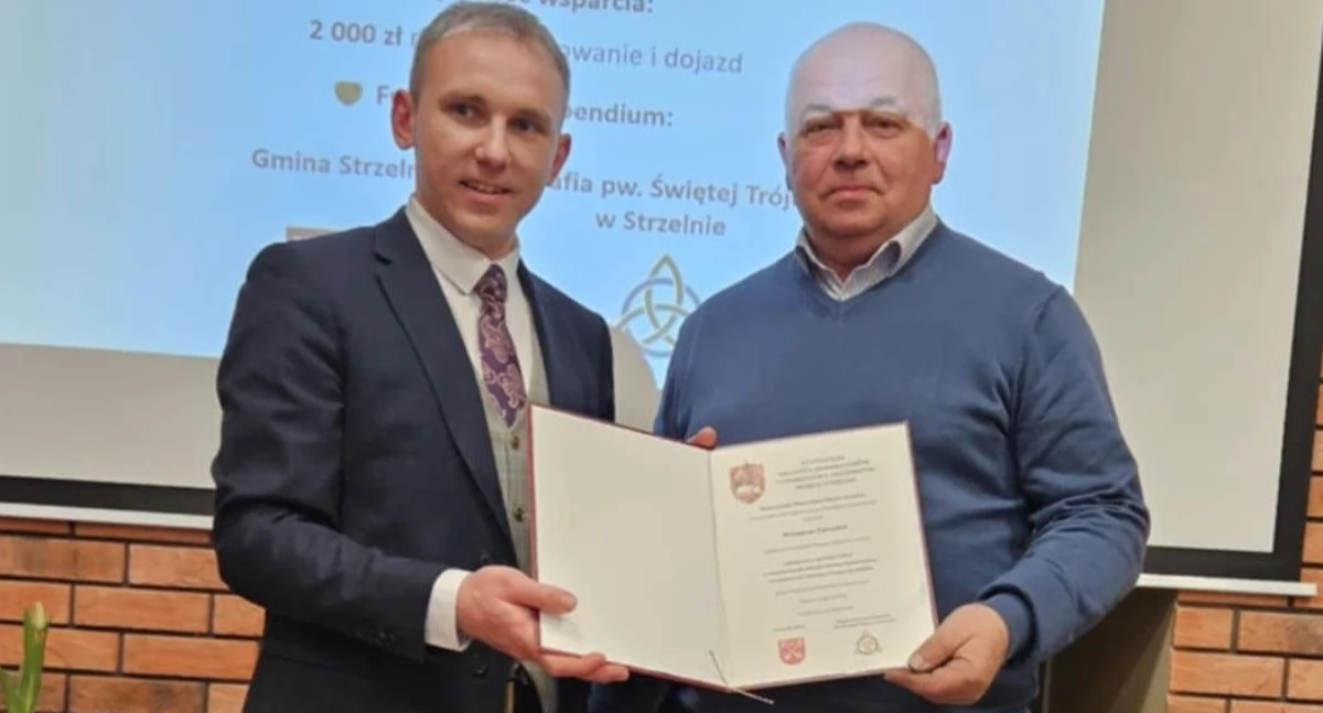 Prezes TMMS Mikołaj Kulpa z Robertem Zawadą, który w imieniu syna Michała odebrał zaświadczenie o przyznaniu stypendium fot. nadesłane