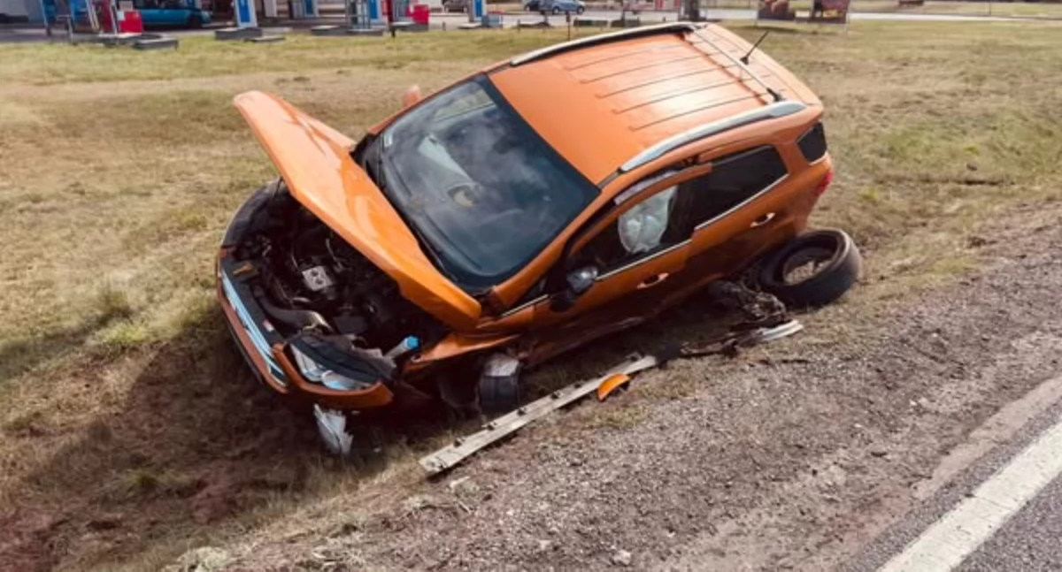 Najbardziej w wypadku ucierpiał osobowy ford, który po zderzeniu wpadł do przydrożnego rowu fot. KP PSP Mogilno