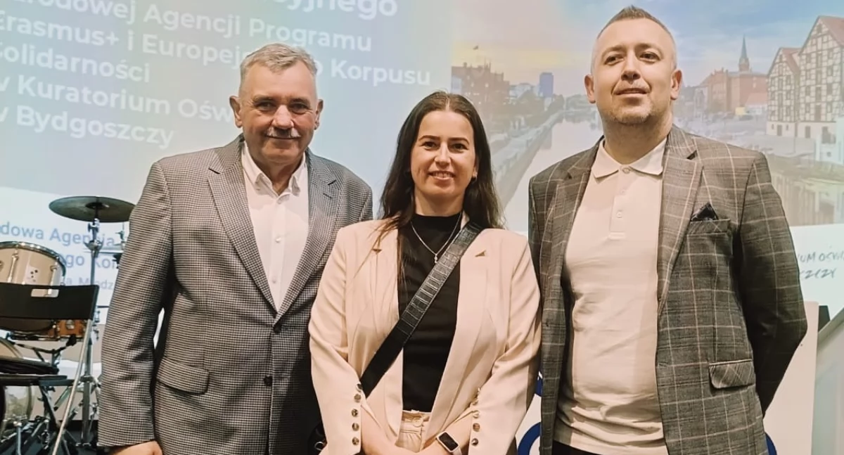 Dyrektorka ZS w Strzelnie Agnieszka Piotrowicz z koordynatorami projektów Erasmus+ i FERS Tadeuszem Twarużkiem i Szymonem Pawlakiem podczas uroczystości w Urzędzie Wojewódzkim w Bydgoszczy fot. nadesłane