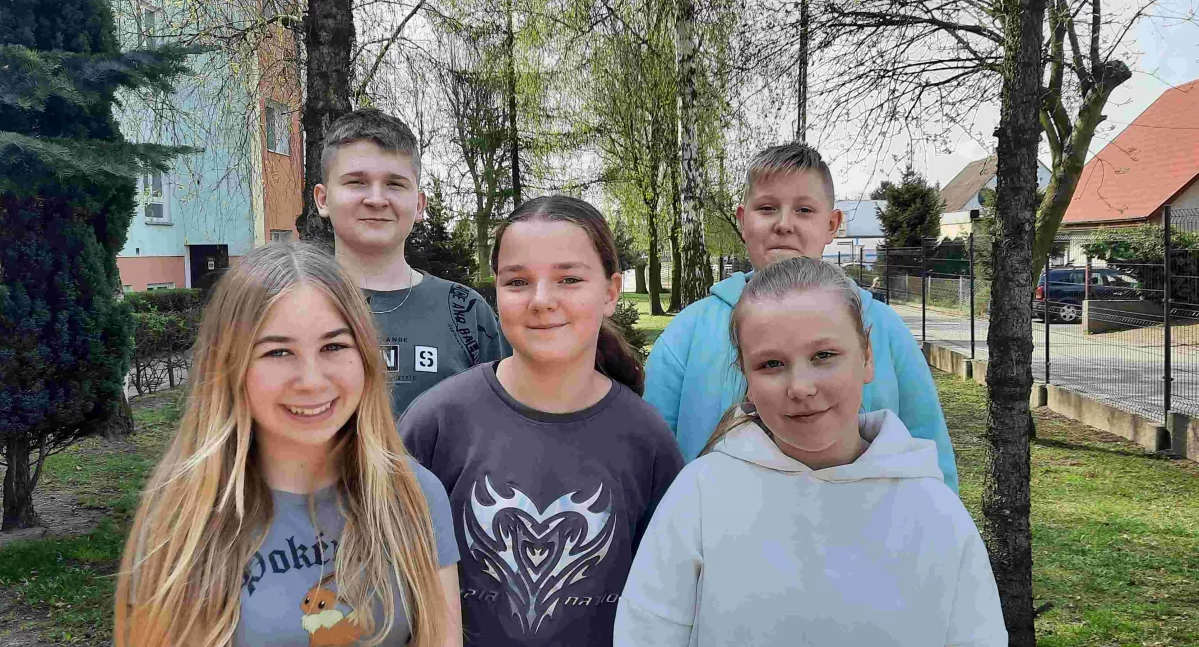 Uczestnicy konkursów historycznych Filip Reszelewski, Kornel Rosołek, Antonina Joszcz, Nadia Kujawa i Zofia Bartz na terenie SP1 w Trzemesznie fot. nadesłane
