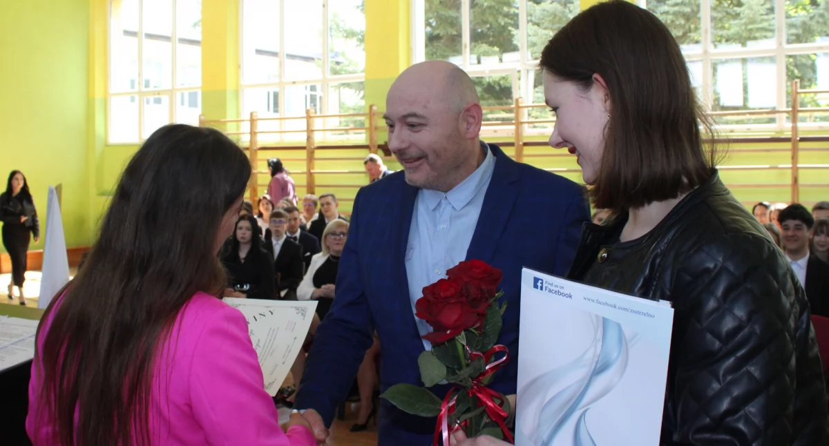 Wśród wyróżnionych licealistów znalazła się Olga Sienkiewicz. List gratulacyjny z rąk dyrektorki szkoły Agnieszki Piotrowicz odebrał tez ojciec Olgi - Grzegorz Sienkiewicz fot. nadesłane 
