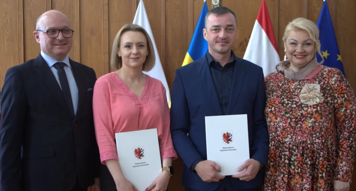 Umowy w Urzędzie Marszałkowskim podpisali prezes zarządu LGD Jarosław Marek i dyrektorka biura LGD i członkini zarządu Olga Pawłowska fot. Mikołaj Kuras dla UMWKP