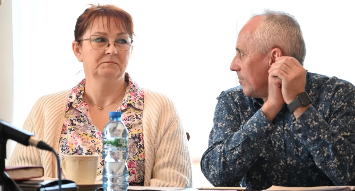 Radna Agnieszka Kowalska zajmuje się opieką nad pieskami w gminnym przytulisku. Radny Paweł Glanc pytał dlaczego w budżecie gminy rezerwuje się wysokie środki na realizację programu, podczas gdy w ubiegłym roku te środki nie zostały wykorzystane. fot. Paweł Lachowicz