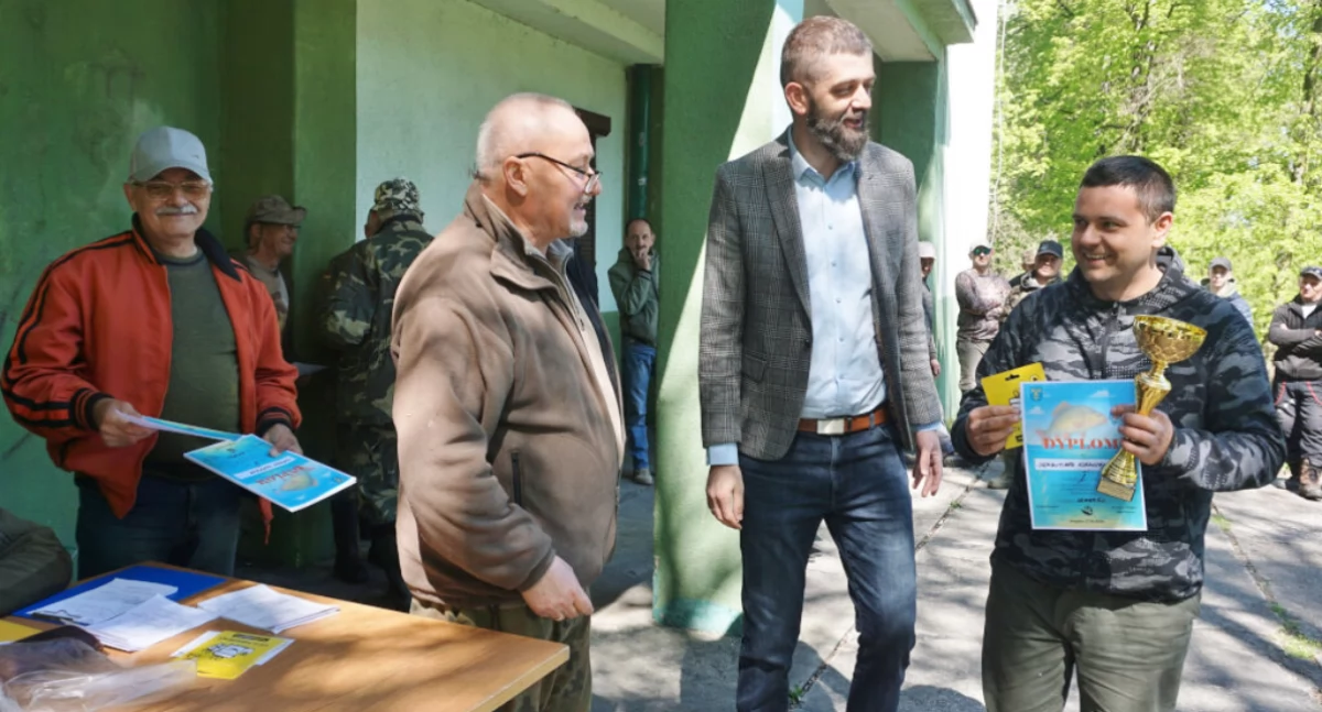 W kategorii seniorów wygrał rywalizację wędkarzy Sebastian Kiełczewski i zdobył puchar burmistrza Karola Nawrota  fot. Marek Holak
