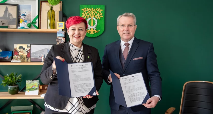 Umowę podpisali wicewojewoda kujawsko-pomorski Piotr Hemmerling oraz wójt gminy Agnieszka Ziółkowska   fot. Sebastian Lachowicz