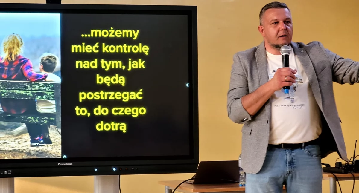Prof. Jakub Andrzejczak spotkał sią już z uczniami w szkole w Gębicach fot. Paweł Lachowicz