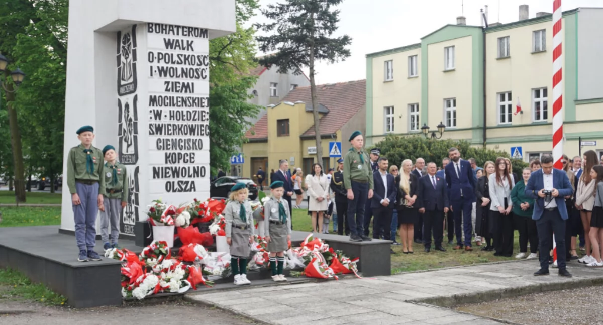 Pomnik Wdzięczności na mogileńskim rynku w dniu 234. rocznicy uchwalenia Konstytucji 3 Maja   fot. Marek Holak