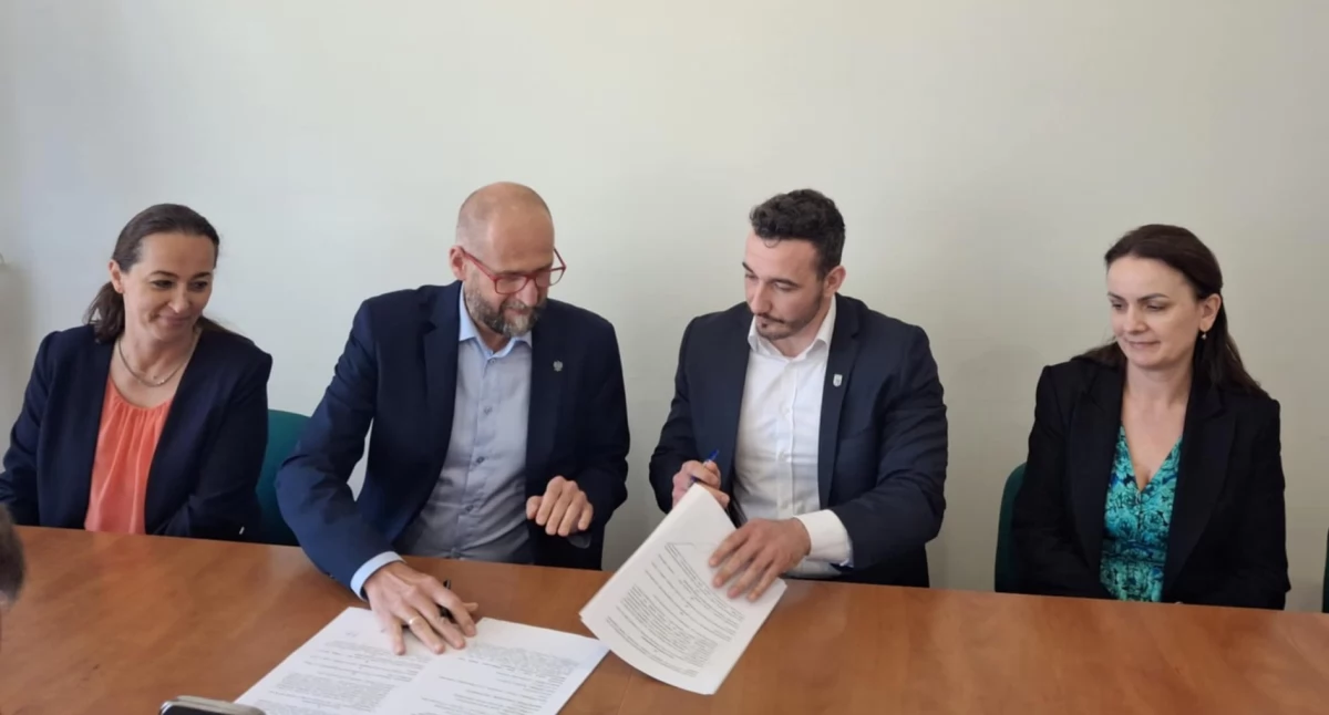 Dokument podpisali starosta gnieźnieński Tomasz Budasz oraz burmistrz Trzemeszna Kacper Lipiński. Obecne były skarbniczka gminy Monika Szczypska i dyrektorka ZSOiZ w Trzemesznie Sylwia Liszkowska fot. nadesłane
