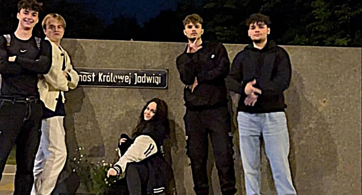 Mieszkanka Trzemeszna Aleksandra Arczewska (w środku) uratowała tonącego w Warcie mężczyznę. Na zdjęciu z przyjaciółmi, którzy jej pomagali w akcji ratunkowej. Od lewej: Jędrzej Szubert, Dawid Górny, Aleksandra Arczewska, Maciej Piątek, Jakub Lisiecki. fot. arch. Aleksandry Arczewskiej