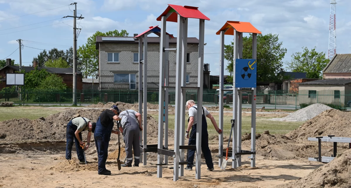 Na boisku orlik trwają prace przy budowie sprawnościowego placu zabaw fot. Paweł Lachowicz