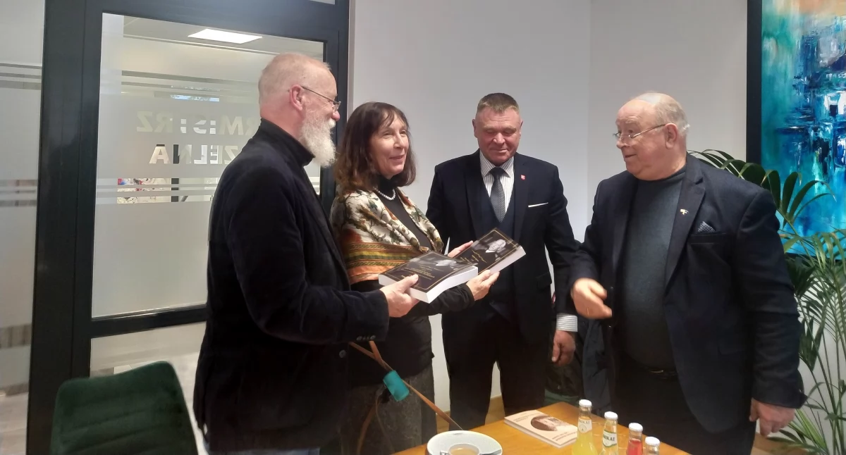 Na pamiątkę wizyty w Strzelnie Angelika i Erdmann von Wilamowitz-Moellendorffowie otrzymali od burmistrza Dariusza Chudzińskiego i Tomasza Kardasia wydaną pierwszą polską biografię Ulryka von Wilamowitza-Moellendorffa autorstwa Tomasza Kardasia fot. nadesłane