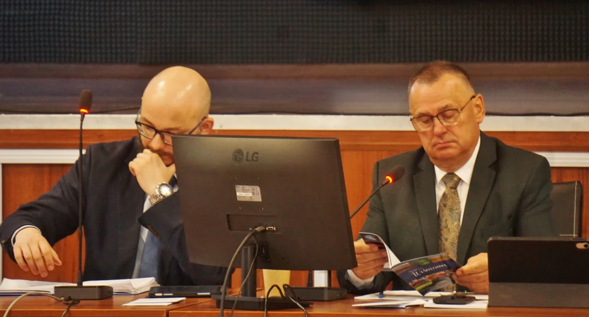 Od lewej, radny rządzącej koalicji z PSL-u: Radzym Jankiewicz i Paweł Molenda   fot. Marek Holak