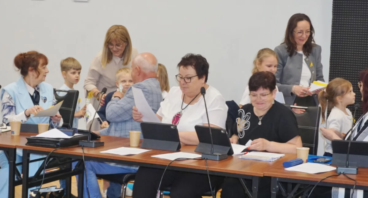 Dzieci z Przedszkola nr 3 w Mogilnie rozdają radnym ulotki o działaniach wolontaryjnych   fot. Marek Holak