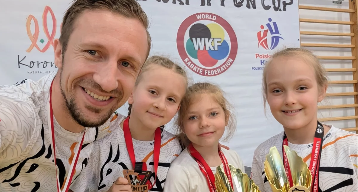 Młode karateczki w kategorii U8 z trenerem Lucjanem Skowrońskim, prezentują zdobyte trofea   fot. nadesłane