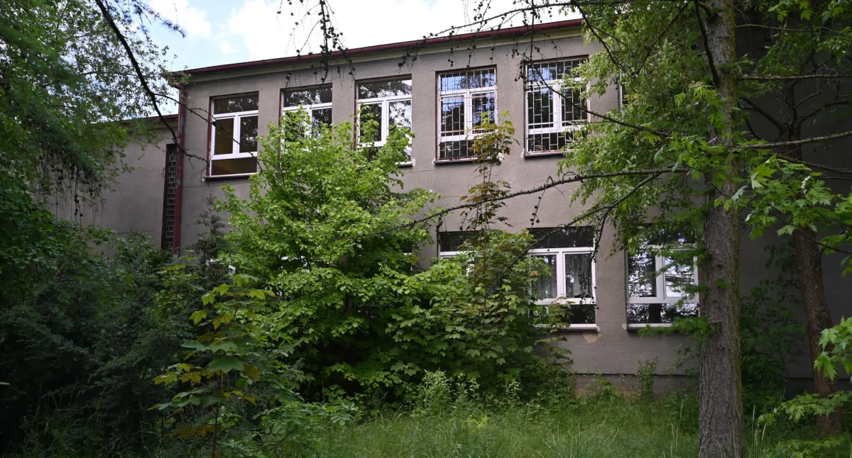 Budynek po gimnazjum we Włostowie od 2012 roku stoi pusty. Radni pytają wójta co dalej z tym budynkiem. fot. Paweł Lachowicz