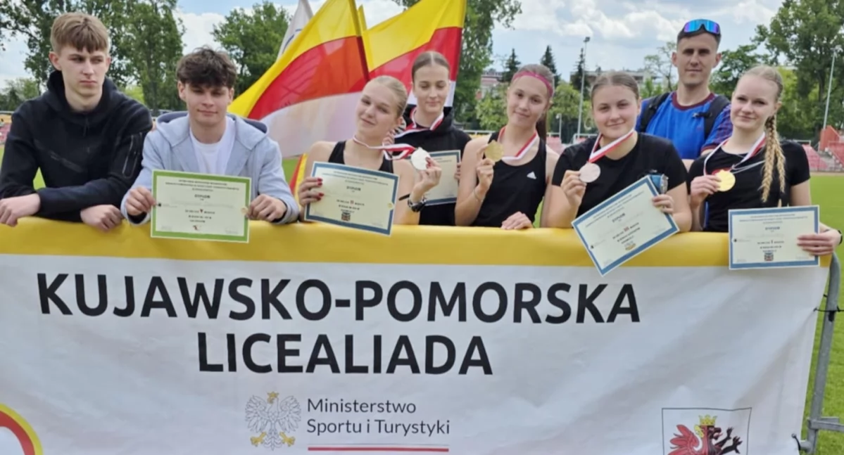 Ekipa mogileńskiego Zespołu Szkół z trenerem Adamem Krasickim fot. nadesłane