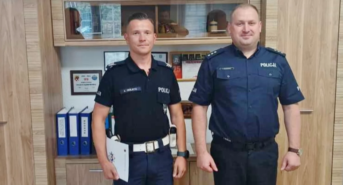 Komendant KPP w Mogilnie kom. Paweł Kazubowski i wyróżniony sierż. szt. Łukasz Dolata z wydziału ruchu drogowego fot. KPP w Mogilnie