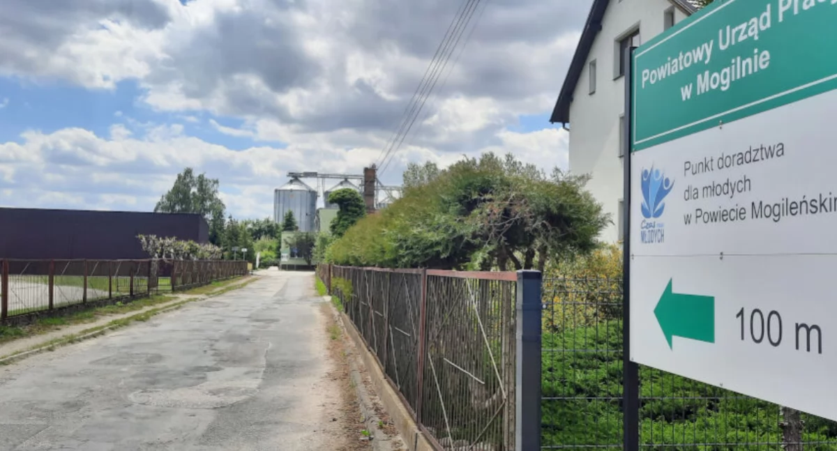 Radnemu Waldemarowi Ciesielczykowi chodzi o modernizację tego, krótkiego 100-metrowego odcinka gminnej drogi, prowadzący od powiatowej ul. Padniewskiej do siedziby Powiatowego Urzędu Pracy fot. Marek Holak