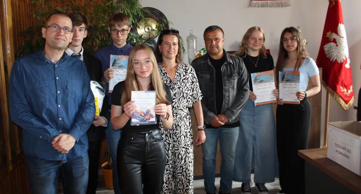 Uczestnicy konkursu z dyrektorką szkoły Agnieszką Piotrowicz, nauczycielem matematyki Wojciechem Sitniakiem i organizatorem konkursu na terenie szkoły Krzysztofem Zebelem fot. nadesłane