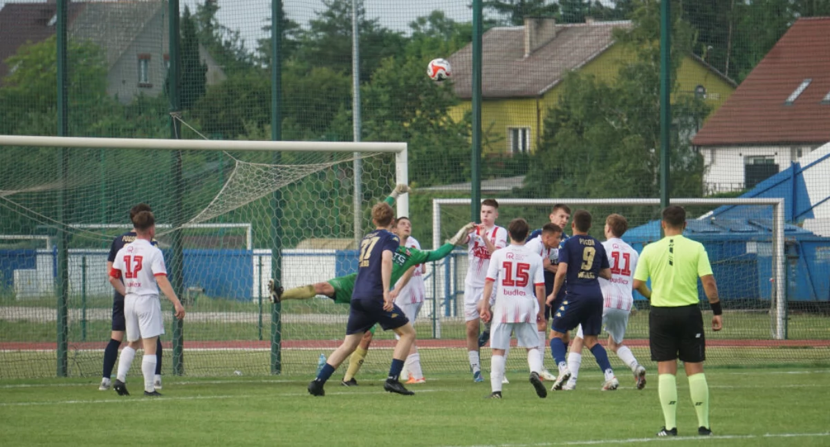 Jedna z wielu akcji Pogoni Mogilno w II połowie meczu na polu karnym Polonii Bydgoszcz   fot. Marek Holak