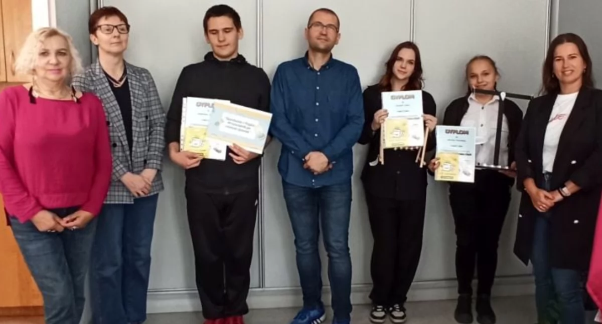 Nagrodzeni uczestnicy konkursu z organizatorami i opiekunami fot. nadesłane