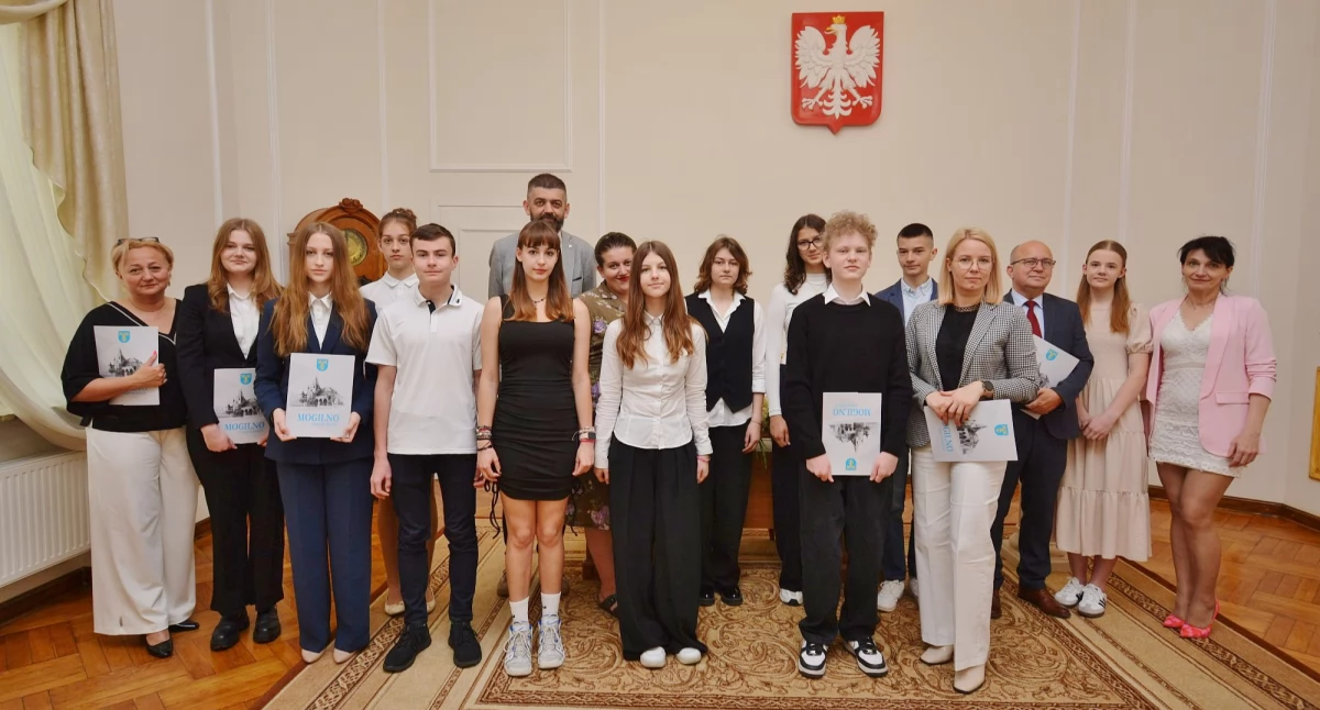 Wyróżnieni uczniowie szkół gminy Mogilno na spotkaniu w sali USC mogileńskiego ratusza   fot. nadesłane