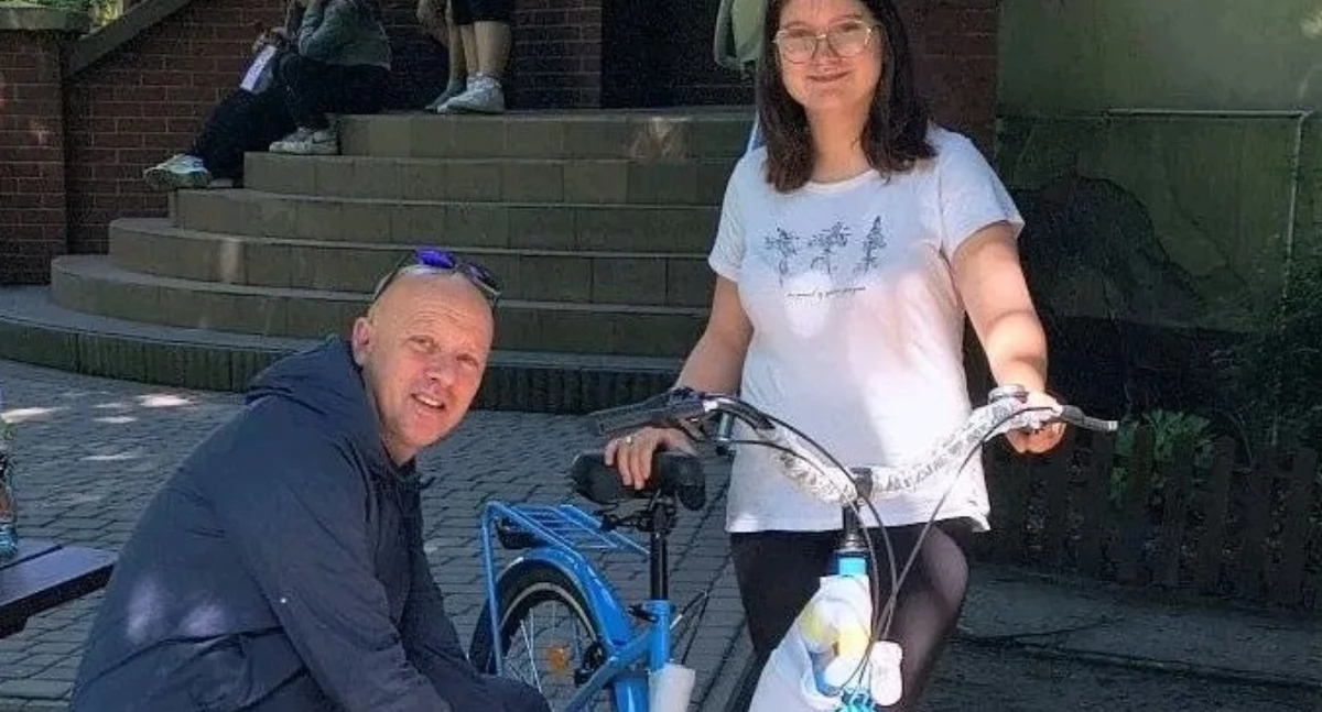 Jeden zakupionych rowerów Paweł Jankowski szykuje na rowerowy rajd. Towarzyszy mu uczennica SOSW Magdalena Błaszczak.   fot. nadesłane