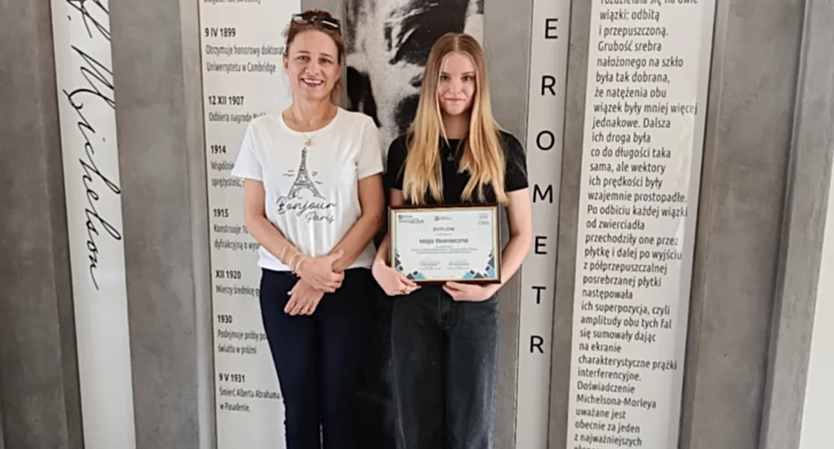 Maja Skonieczna z nauczycielką historii Longiną Winiarczyk fot. nadesłane