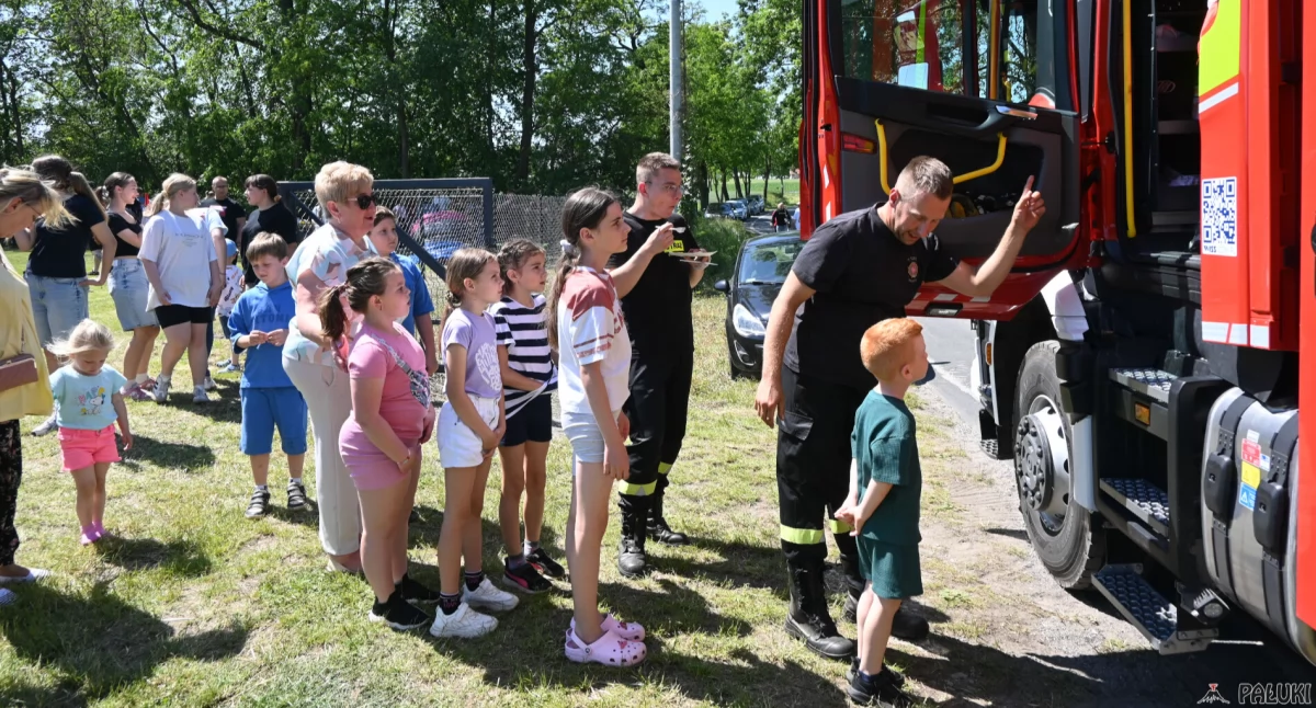  Wielką atrakcją dla najmłodszych była obecność strażaków z OSP w Gębicach fot. Paweł Lachowicz