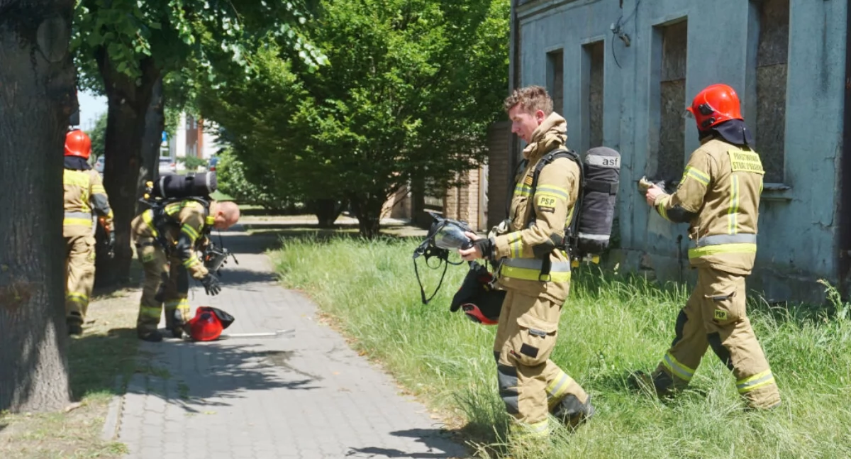 Pożary, poddasza wydobywał Akcja strażaków pustostanie ulicy lecia Mogilnie (zdjęcia) - zdjęcie, fotografia
