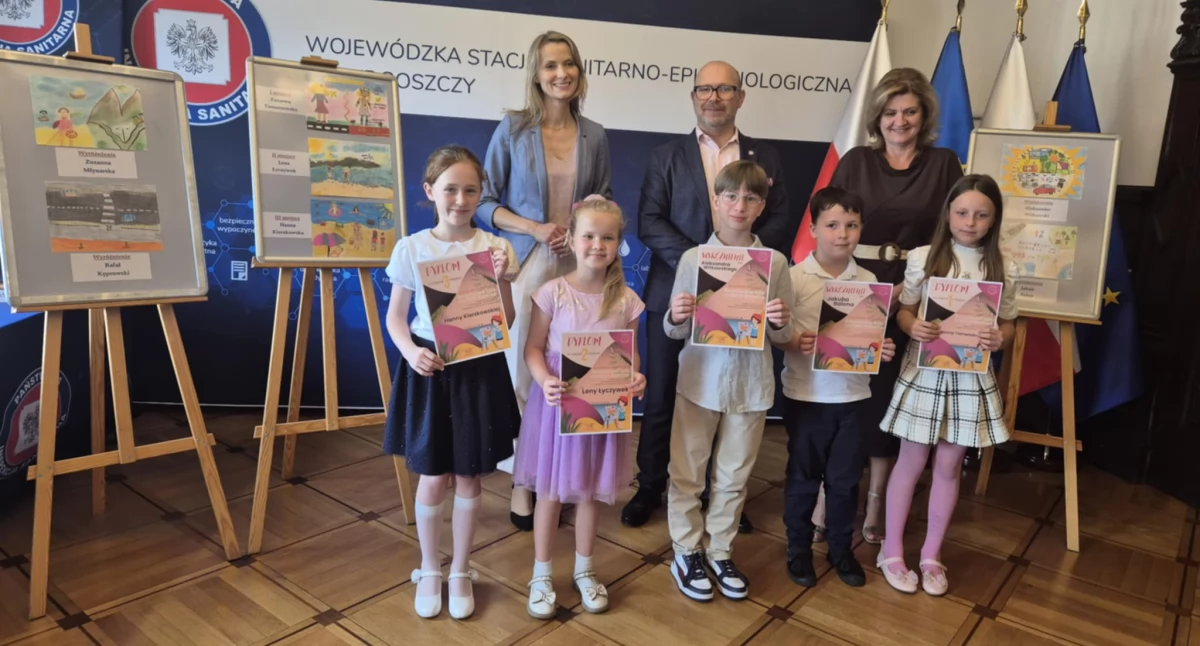 Laureaci konkursu z komisja konkursową i Państwowym Wojewódzkim Inspektorem Sanitarnym Wojciechem Koprem. Pierwsza z lewej: Hanna Kierzkowska, pierwsza z prawej Zuzanna Tomaszewska fot. Weronika Kierzkowska