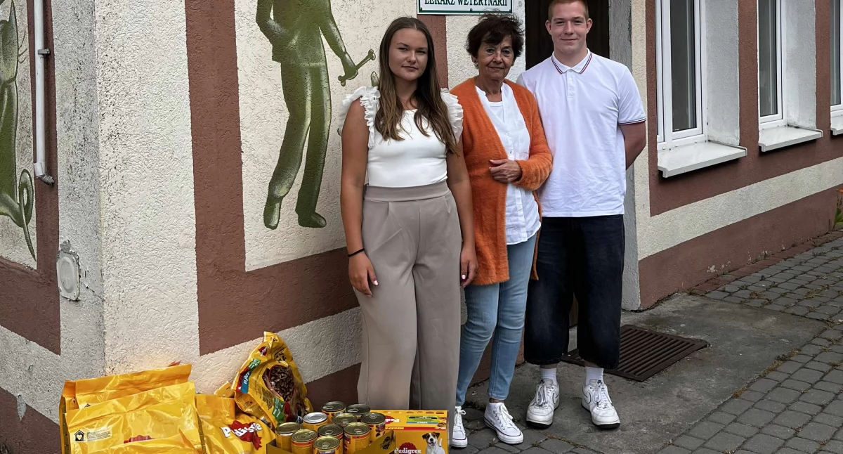 Marcelina Kaizer, Nikola Mrowiec i Eliasz Szurlej z pedagogiem szkolnym Marleną Stranz dostarczyli karmę do schroniska dla zwierząt w Inowrocławiu. Na zdjęciu brakuje Nikoli Mrowiec fot. nadesłane