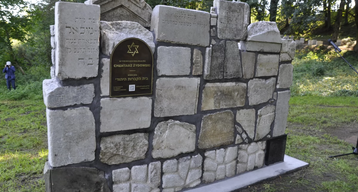 W ramach projektu ma żydowskim cmentarzu w 2023 roku powstało lapidarium i pomnik upamiętniający historię małych społeczności żydowskich przedwojennego Trzemeszna fot. Magdalena Lachowicz