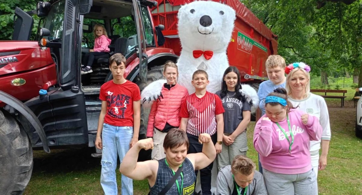 Uczestników pikniku zabawiał wielki pluszowy miś polarny fot. nadesłane