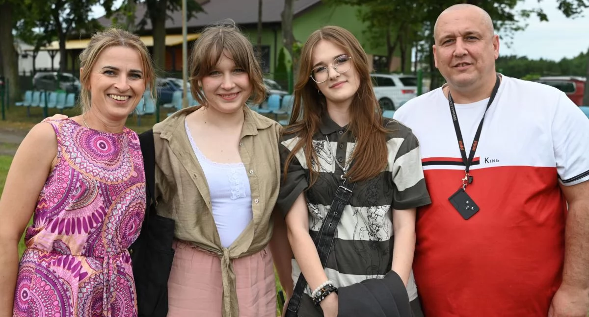 Na zdjęciu: Wiktoria Badowska (druga z lewej) z mamą Joanną, tatą Marcinem i Klaudią Czechanowską fot. Paweł Lachowicz