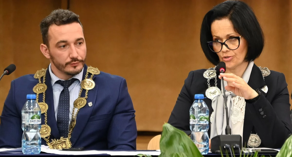 Przewodnicząca Rady Miejskiej Agnieszka Bartz podziękowała burmistrzowi za owocną współpracę i otwartość na mieszkańców fot. Magdalena Lachowicz