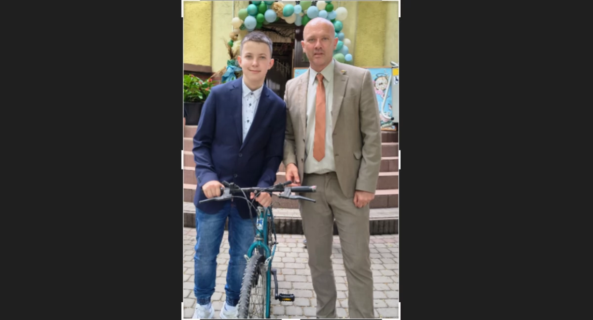 Mikołaj Slinko z otrzymanym rowerem górskim od Zarządu Stowarzyszenia 