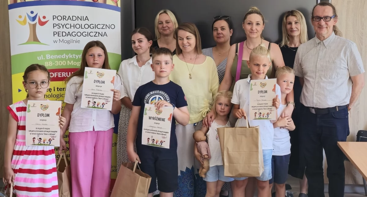 Laureaci konkursu z rodzinami i organizatorami fot. Paweł Lachowicz
