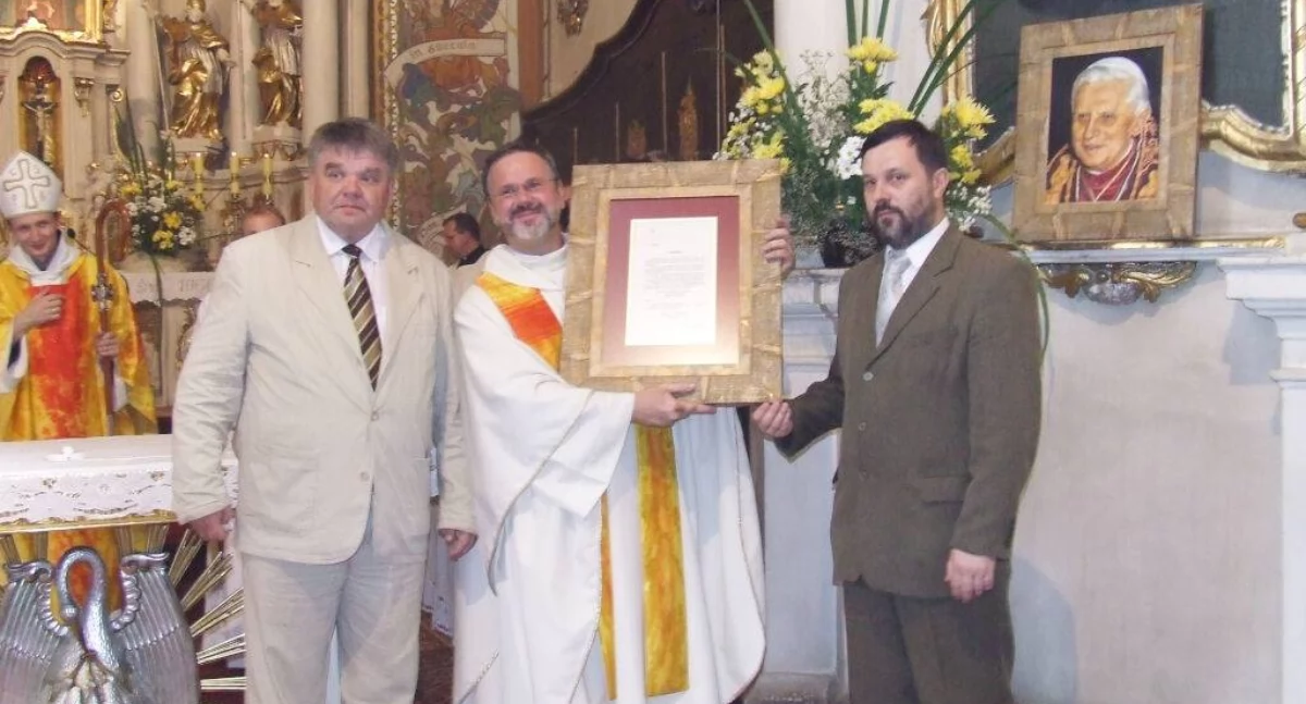 Ówczesny burmistrz Jacek Kraśny i ówczesny przewodniczący Rady Miejskiej Jan Bartecki odbierają w 2006 roku z rąk ówczesnego ks. proboszcza parafii klasztornej Andrzeja Panasiuka dokument zatwierdzający przez Watykan nadanie patrona Mogilnu fot. arch. Pałuk