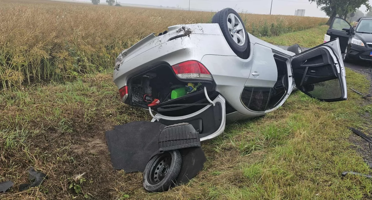 BMW wypadło z drogi na prostym jej odcinku  i dachowało w rowie fot. OSP Strzelno