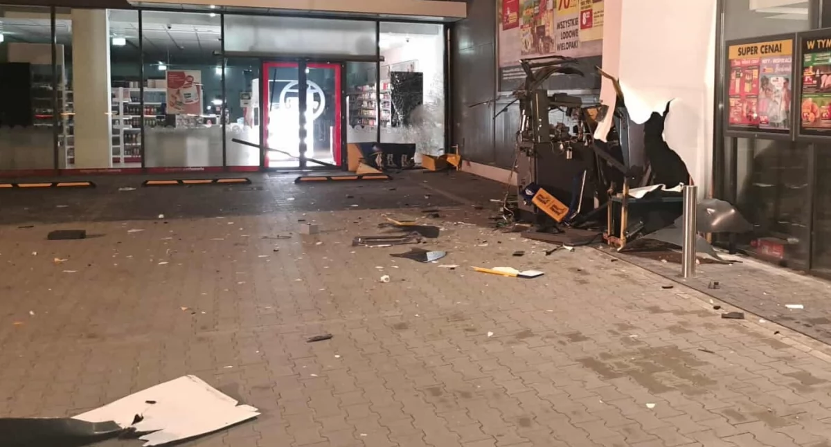 Bankomat firmy Euronet, stojący między sklepami Rossmann i Biedronka został wysadzony najprawdopodobniej przy użyciu ładunku gazowego fot. OSP Strzelno