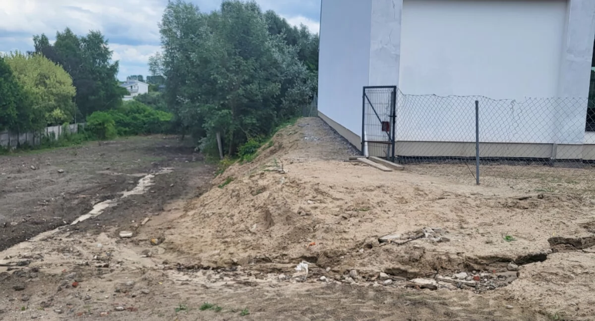 Stan skarpy, na której posadowiona jest budowana hala sportowa przy SP 2 w Mogilnie. Poniżej skarpy powstanie mur oporowy o długości 36 m. fot. Marek Holak
