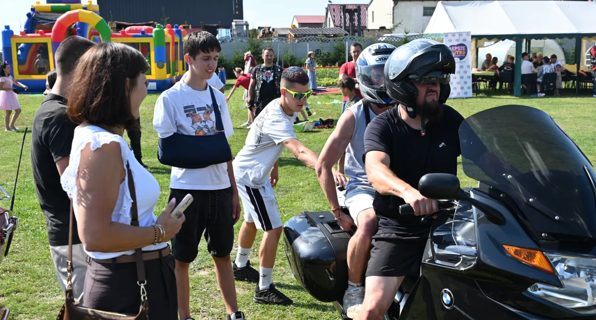 Festyny, pikniki, imprezy, Lepsze jutro bajki tylko dziecięcej gromadki Piknik rodzin zastępczych powiatu mogileńskiego Białotulu (zdjęcia) - zdjęcie, fotografia