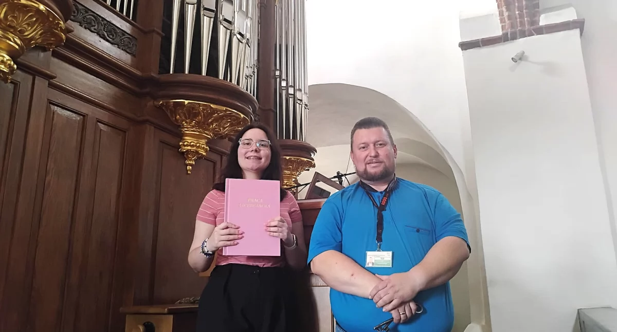 Wiktoria Szalaty z kustoszem Muzeum Ottona i Bolesława na Wzgórzu św. Wojciecha w Strzelnie Damianem Rybakiem przy zabytkowych organach na chórze strzeleńskiej bazyliki fot. Grażyna Rosłaniec-Stoińska
